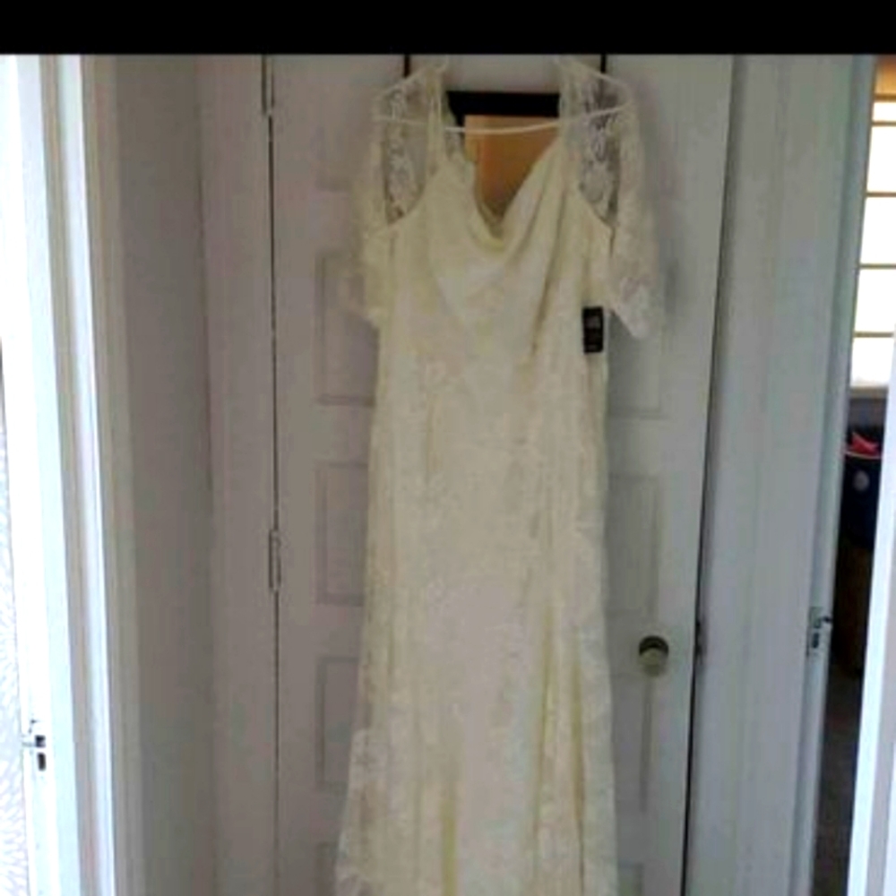 TORRID Brand new wedding dress 22W. NEVER WORN.